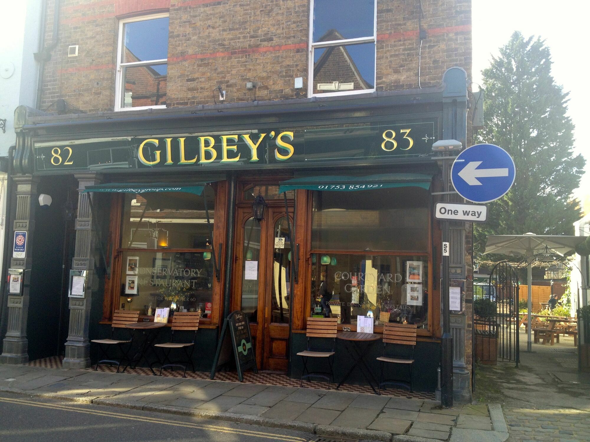 Gilbey'S Bar, Restaurant & Townhouse Bed & Breakfast Windsor Exterior photo